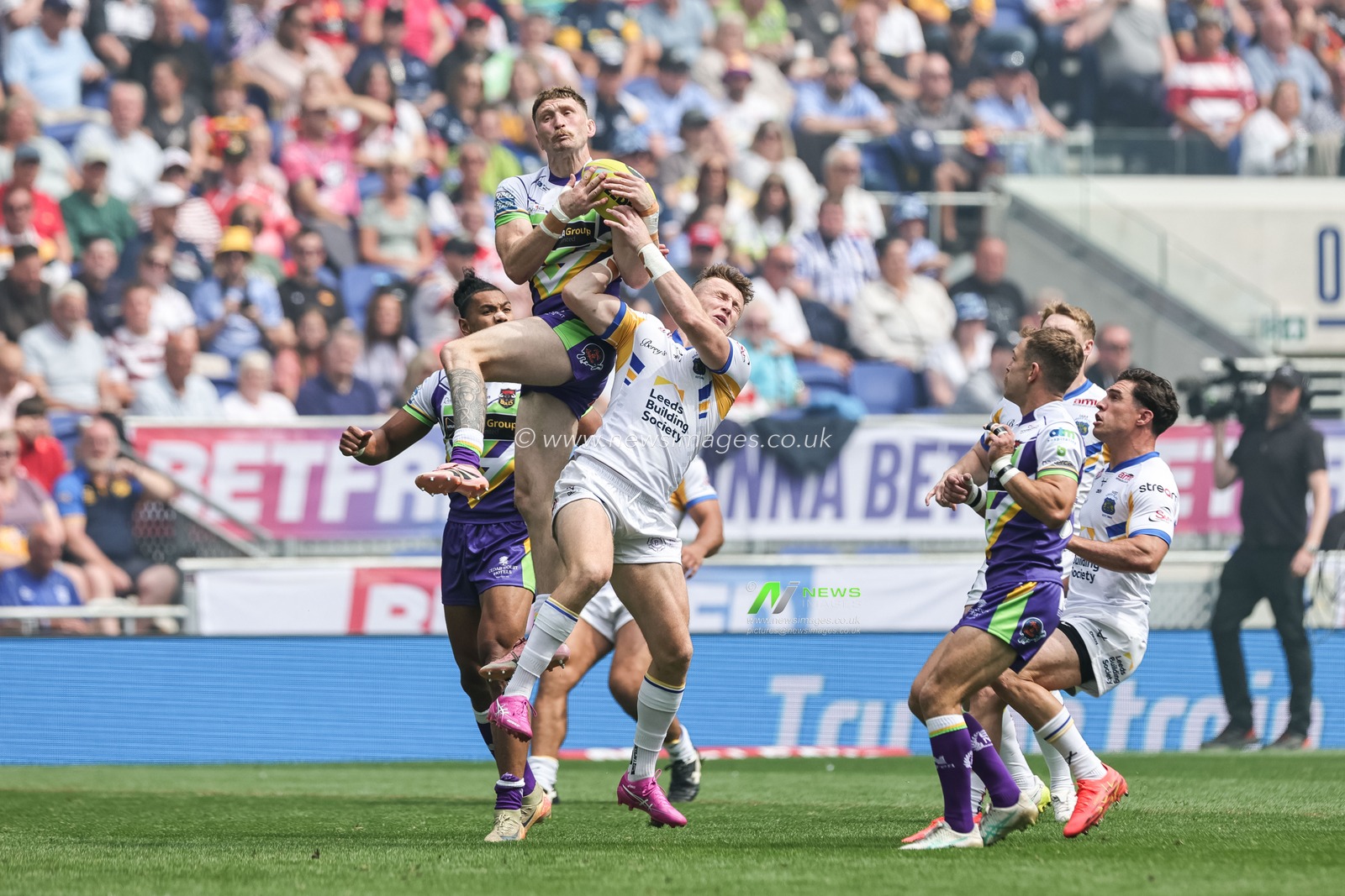 Ethan Ryan of Bradford Bulls wins the highball during the Betfred Super League Magic Weekend match Leeds Rhinos vs Bradford Bulls at Hill Dickinson Stadium, Liverpool, United Kingdom on 05 July 2026

(Photo by Mark Cosgrove/News Images)