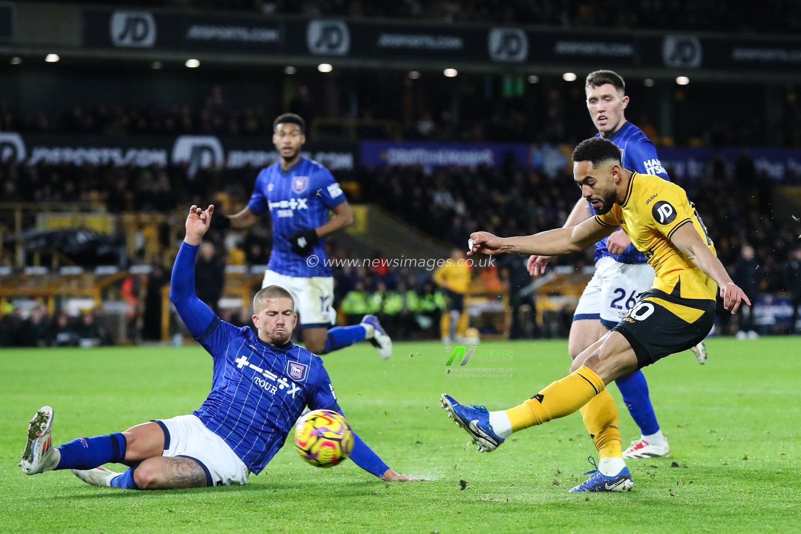 Matheus Cunha of Wolverhampton Wanderers scores a goal to make it 1-1 during the Premier League match Wolverhampton Wanderers vs Ipswich Town at Molineux, Wolverhampton, United Kingdom, 14th December 2024

(Photo by Gareth Evans/News Images)