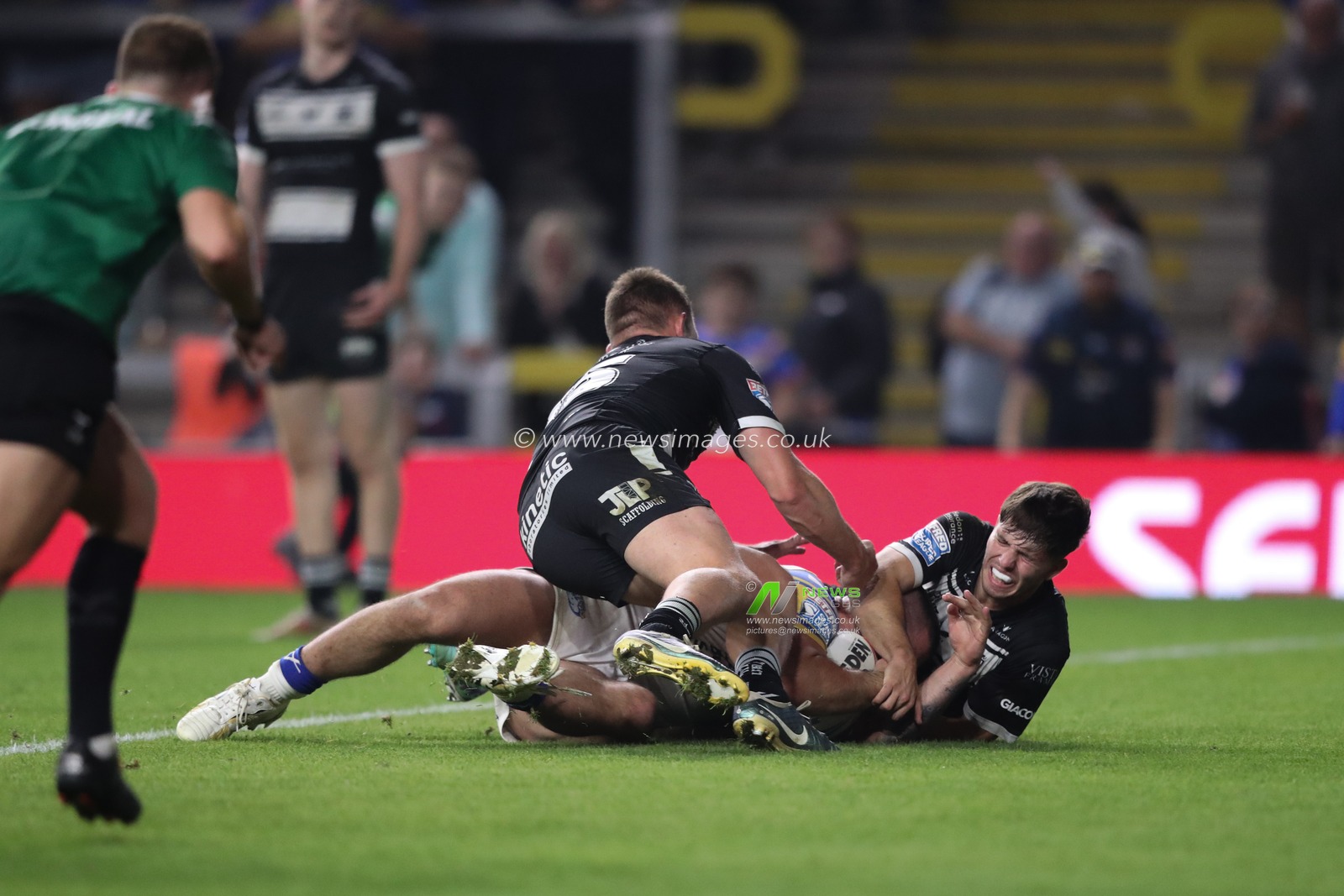 James Bentley of Leeds Rhinos goes over for a try during the Betfred Super League Round 25 match Leeds Rhinos vs Hull FC at Headingley Stadium, Leeds, United Kingdom, 6th September 2024

(Photo by Alfie Cosgrove/News Images)
