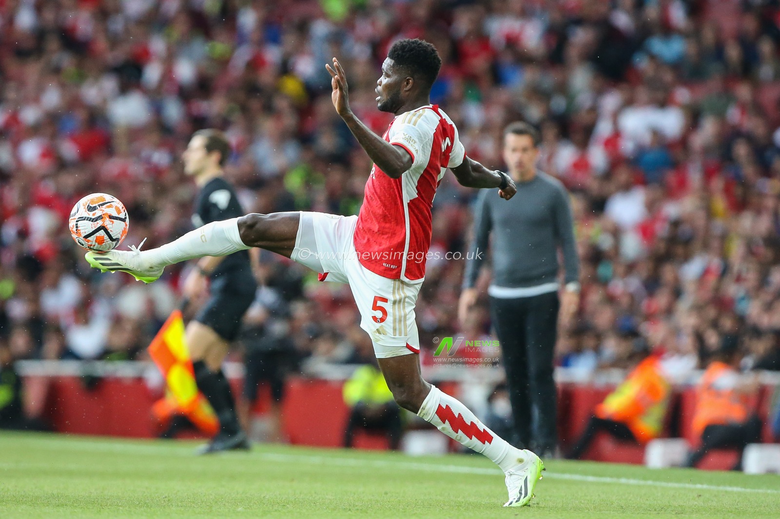 Thomas Partey #5 of Arsenal controls the ball during the Premier League match Arsenal vs Fulham at Emirates Stadium, London, United Kingdom, 26th August 2023

(Photo by Arron Gent/News Images)