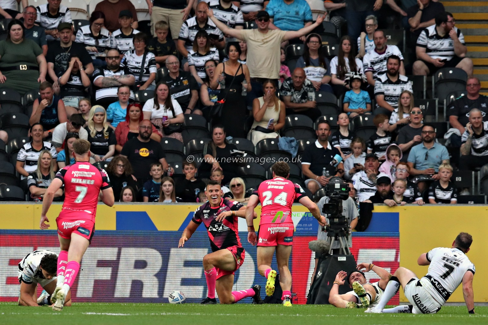 Louis Senior of Castleford Tigers celebrates scoring a try during the Betfred Super League Round 14 Hull FC vs Castleford Tigers at MKM Stadium, Hull, United Kingdom, 13th June 2025

(Photo by Sam Eaden/News Images)