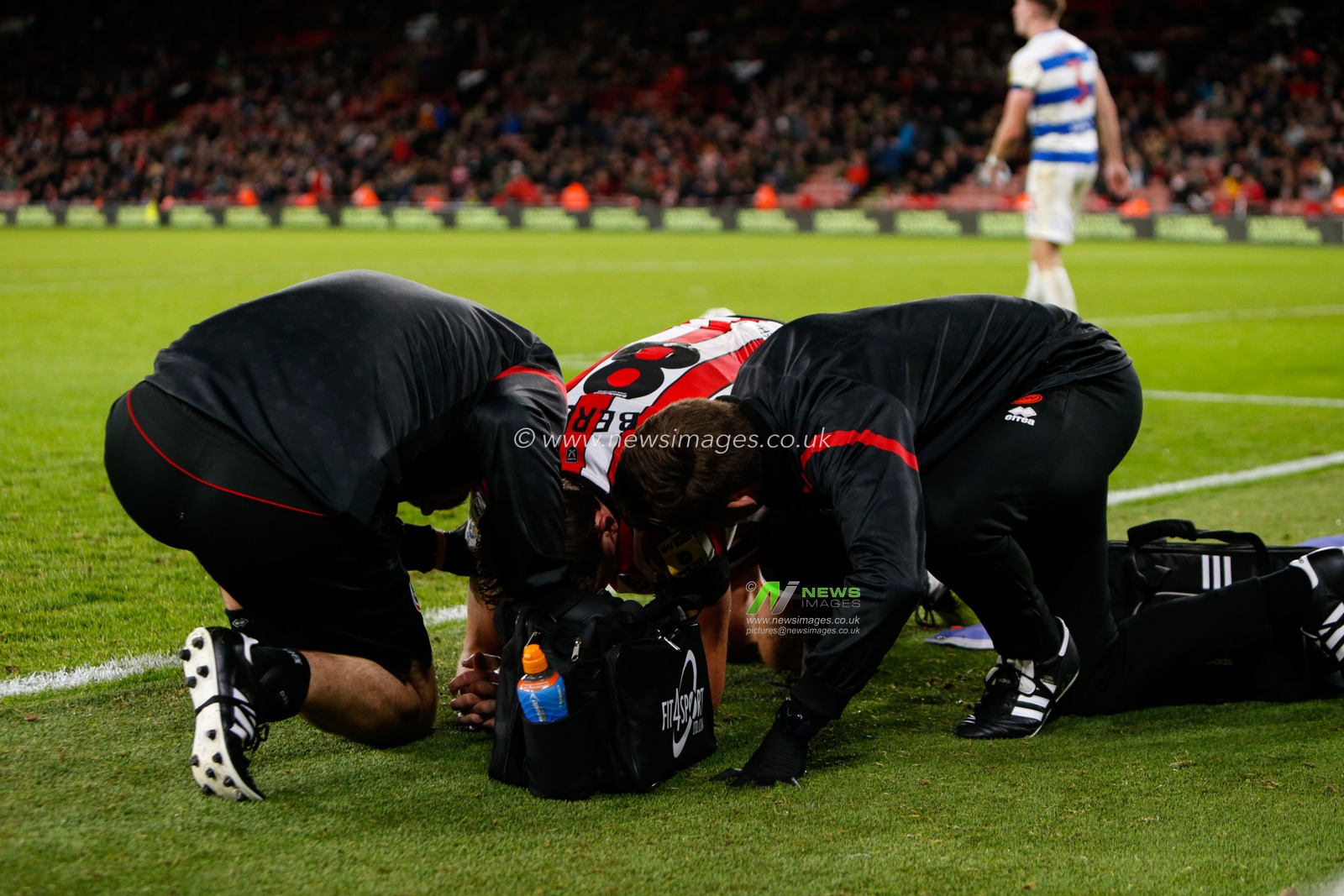 Sander Berge #8 of Sheffield United receives treatment during the Sky Bet Championship match Sheffield United vs Queens Park Rangers at Bramall Lane, Sheffield, United Kingdom, 4th October 2022

(Photo by Ben Early/News Images)