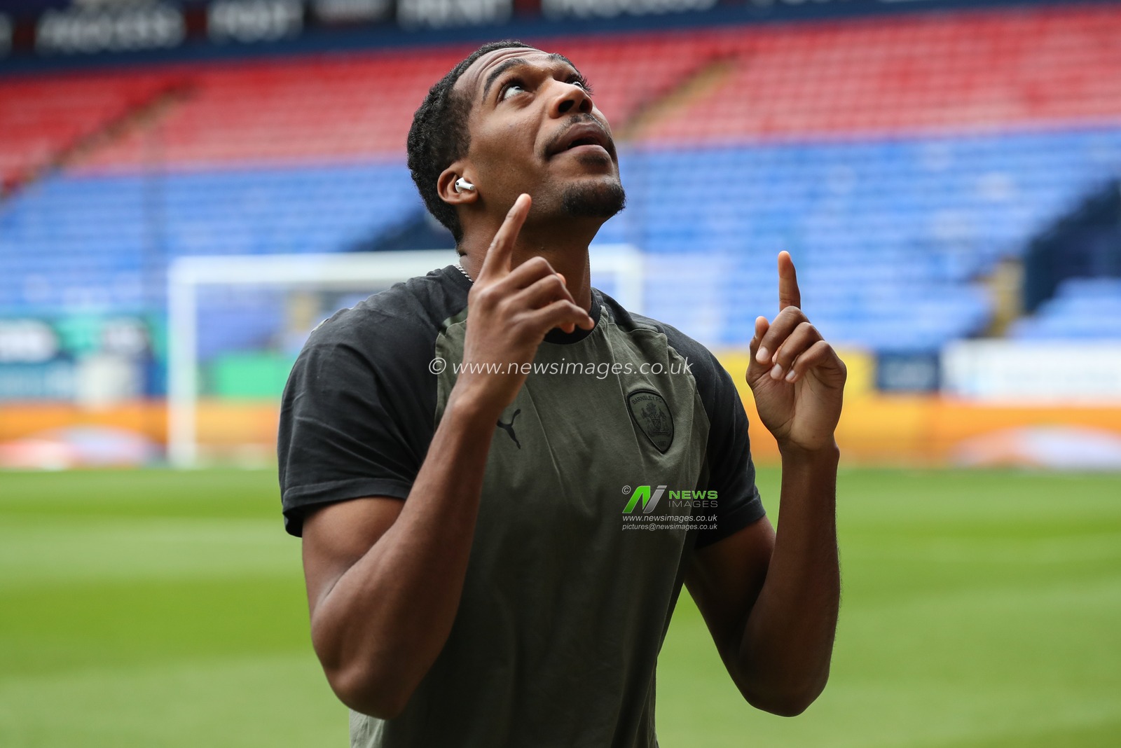 Donovan Pines of Barnsley arrives during the Sky Bet League 1 match Bolton Wanderers vs Barnsley at Toughsheet Community Stadium, Bolton, United Kingdom, 3rd February 2024

(Photo by Alfie Cosgrove/News Images)