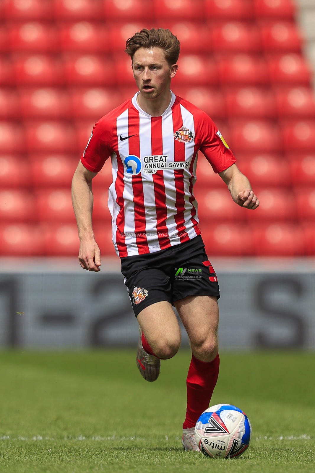Denver Hume #33 of Sunderland in possession of the ball