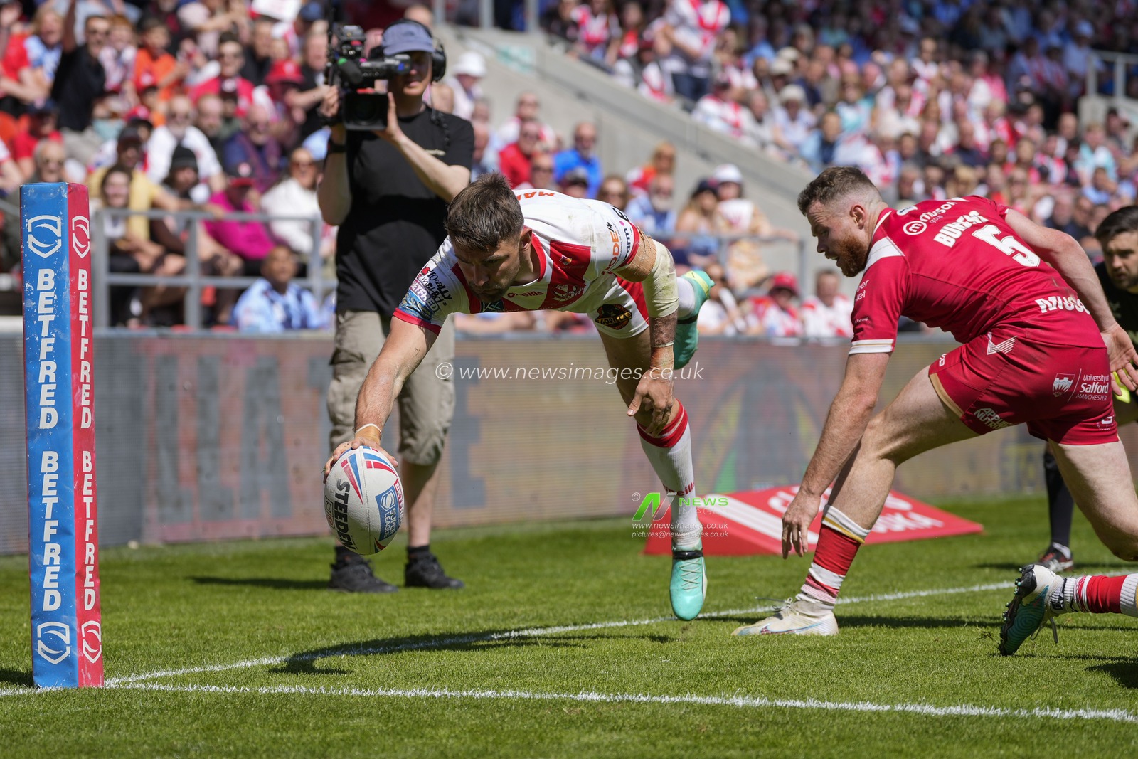 Tommy Makinson #2 of St. Helens dives for the try line during the Betfred Super League Round 12 match St Helens vs Salford Red Devils at Totally Wicked Stadium, St Helens, United Kingdom, 13th May 2023

(Photo by Steve Flynn/News Images)