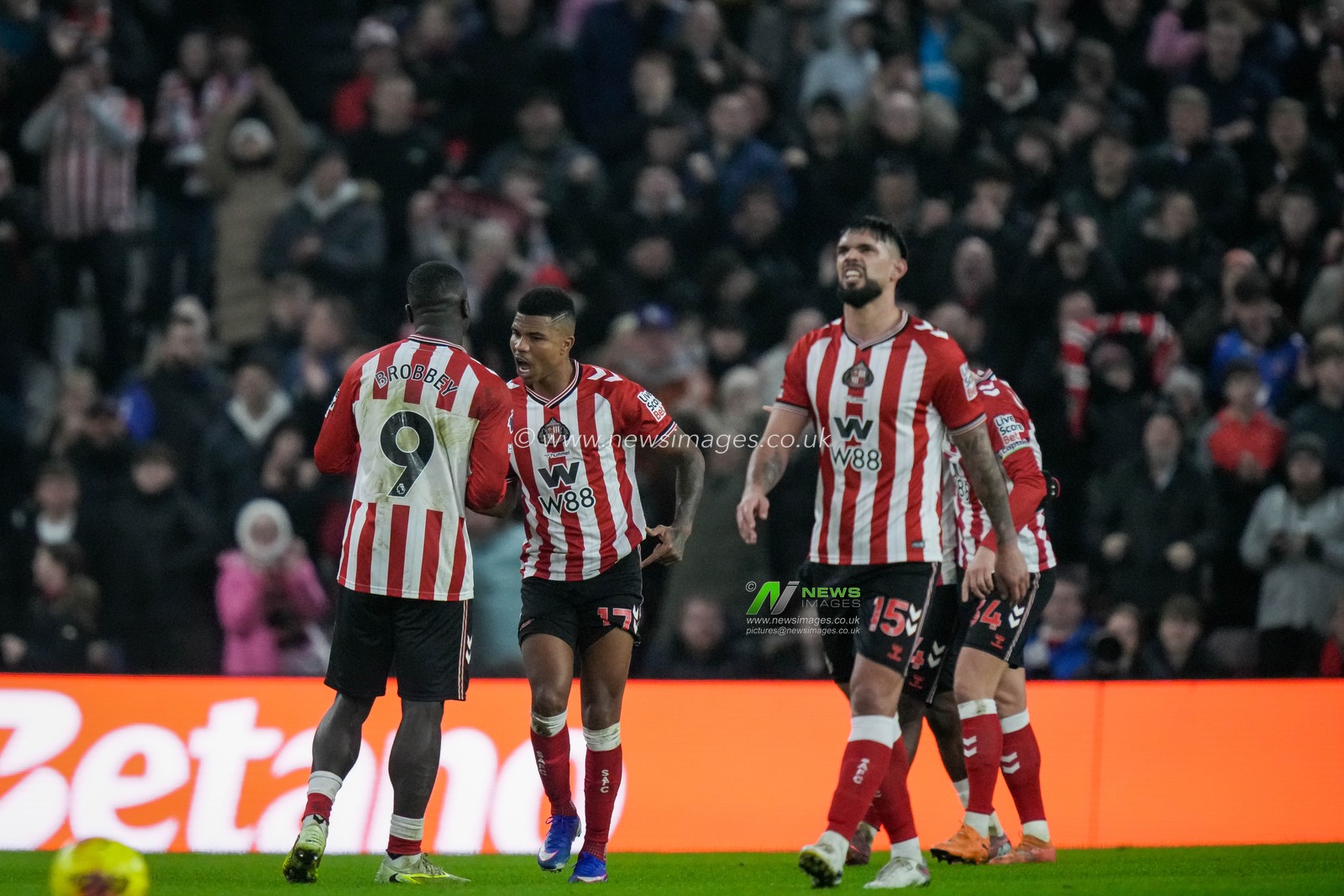 Noah Sadiki of Sunderland celebrates Brian Brobbey’s goal to make it 2-1 during the Premier League match Sunderland vs Crystal Palace at Stadium Of Light, Sunderland, United Kingdom, 17th January 2026

(Photo by Maynard Manyowa/News Images)