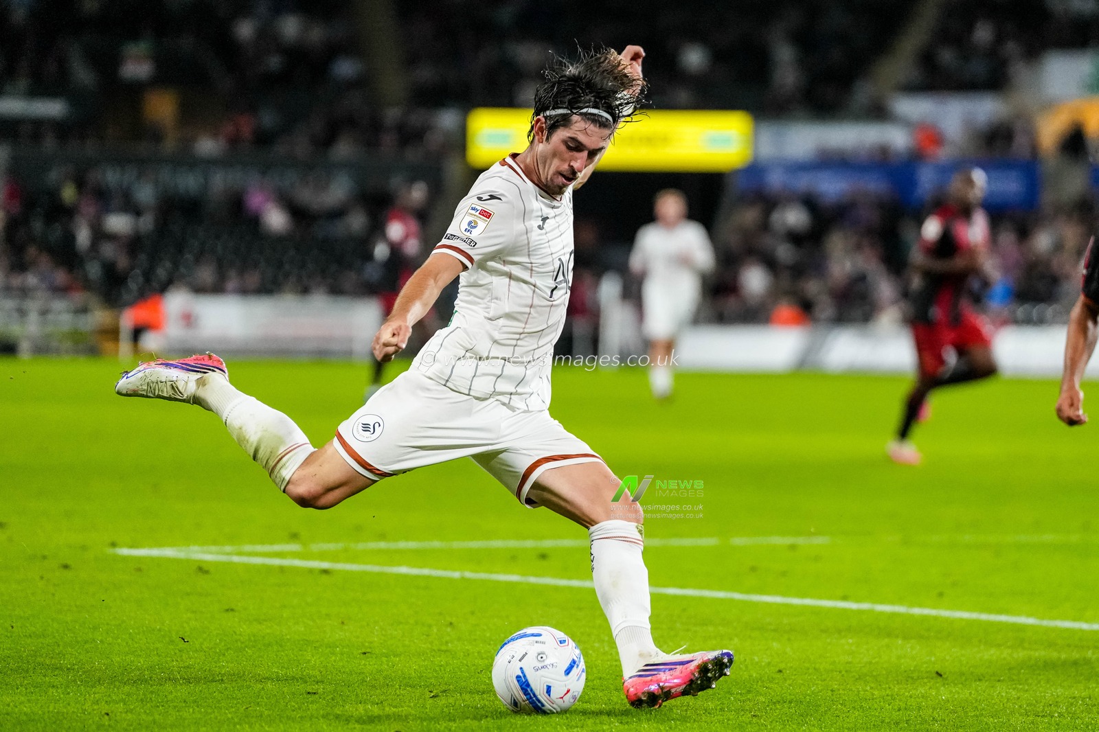 Josh Key of Swansea City crosses the ball during the Sky Bet Championship match Swansea City vs Watford at Swansea.com Stadium, Swansea, United Kingdom on 01 September 2026

(Photo by Andrew Lewis/News Images)
