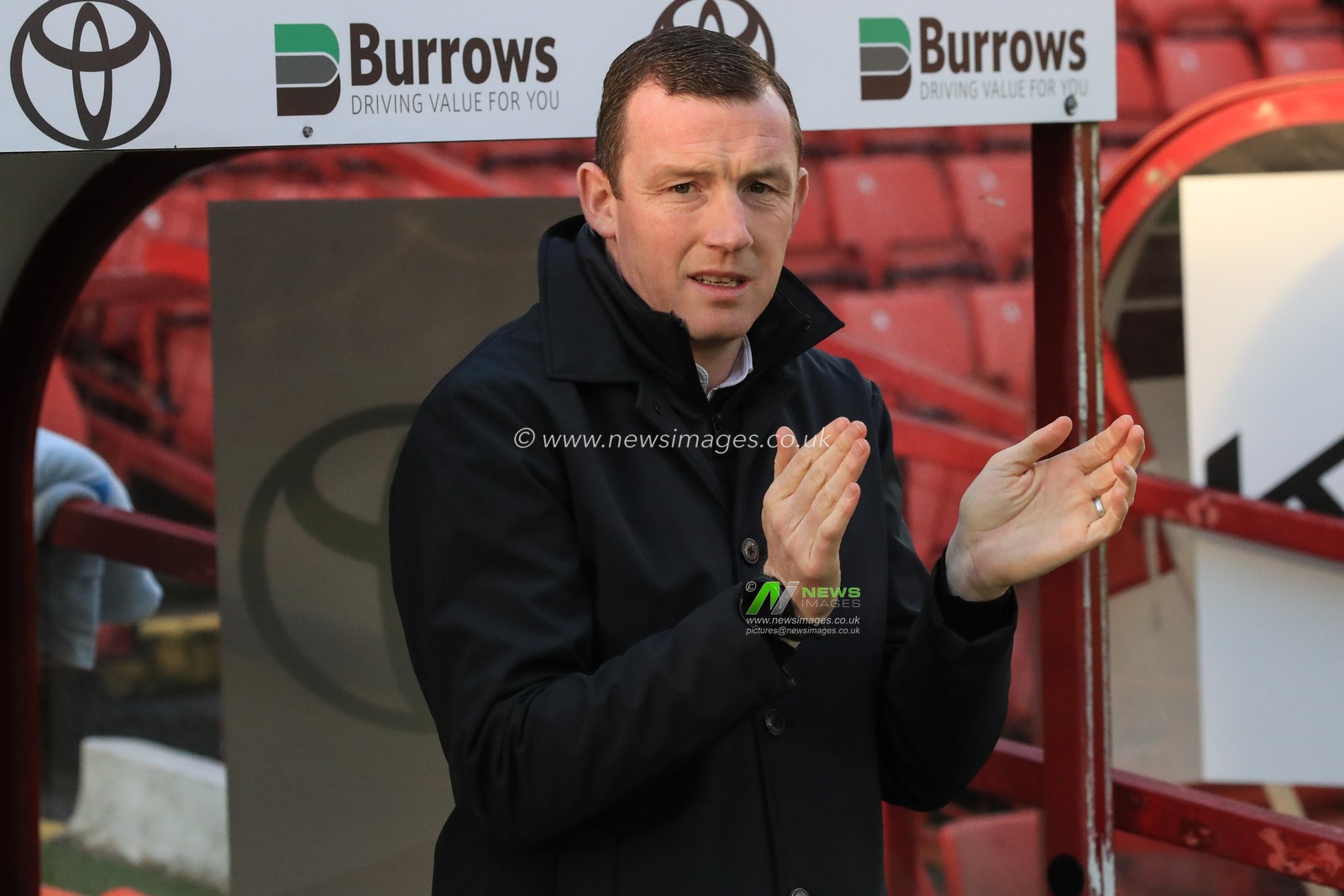Neill Collins Head coach of Barnsley applauds the home fans before the game during the Sky Bet League 1 match Barnsley vs Charlton Athletic at Oakwell, Barnsley, United Kingdom, 16th December 2023

(Photo by Alfie Cosgrove/News Images)