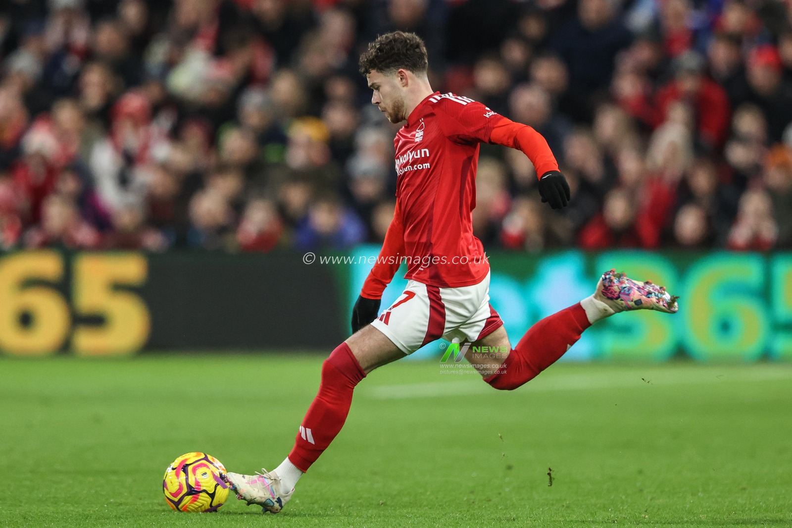 Neco Williams of Nottingham Forest passes the ball during the Premier League match Nottingham Forest vs Aston Villa at City Ground, Nottingham, United Kingdom, 14th December 2024

(Photo by Alfie Cosgrove/News Images)