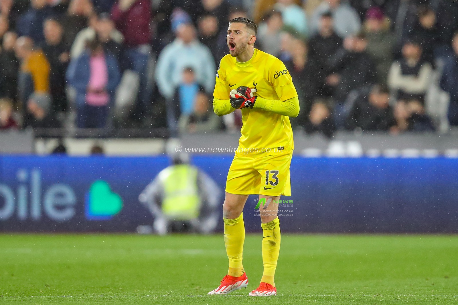 Guglielmo Vicario of Tottenham Hotspur gives his team instructions during the Premier League match West Ham United vs Tottenham Hotspur at London Stadium, London, United Kingdom, 2nd April 2024

(Photo by Gareth Evans/News Images)