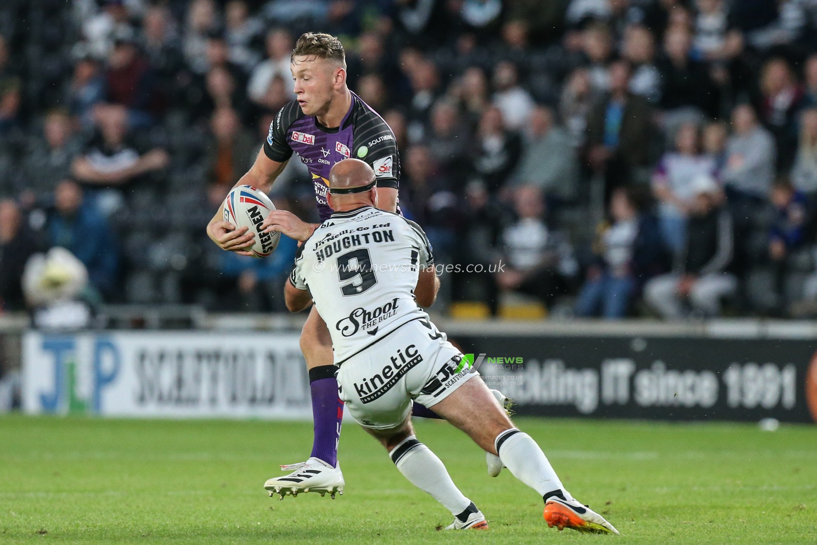 Harry Newman (3) of Leeds Rhinos runs past Danny Houghton (9) of Hull FC