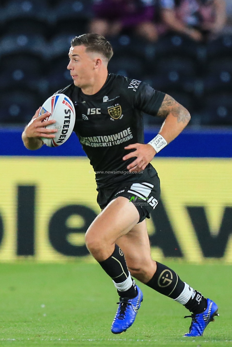 30th August 2019, KCOM Stadium, Hull, England; Betfred Super League, Round 27, Hull FC vs Huddersfield Giants ; Jamie Shaul (1) of Hull FC runs with the ball


Credit: David Greaves/News Images
