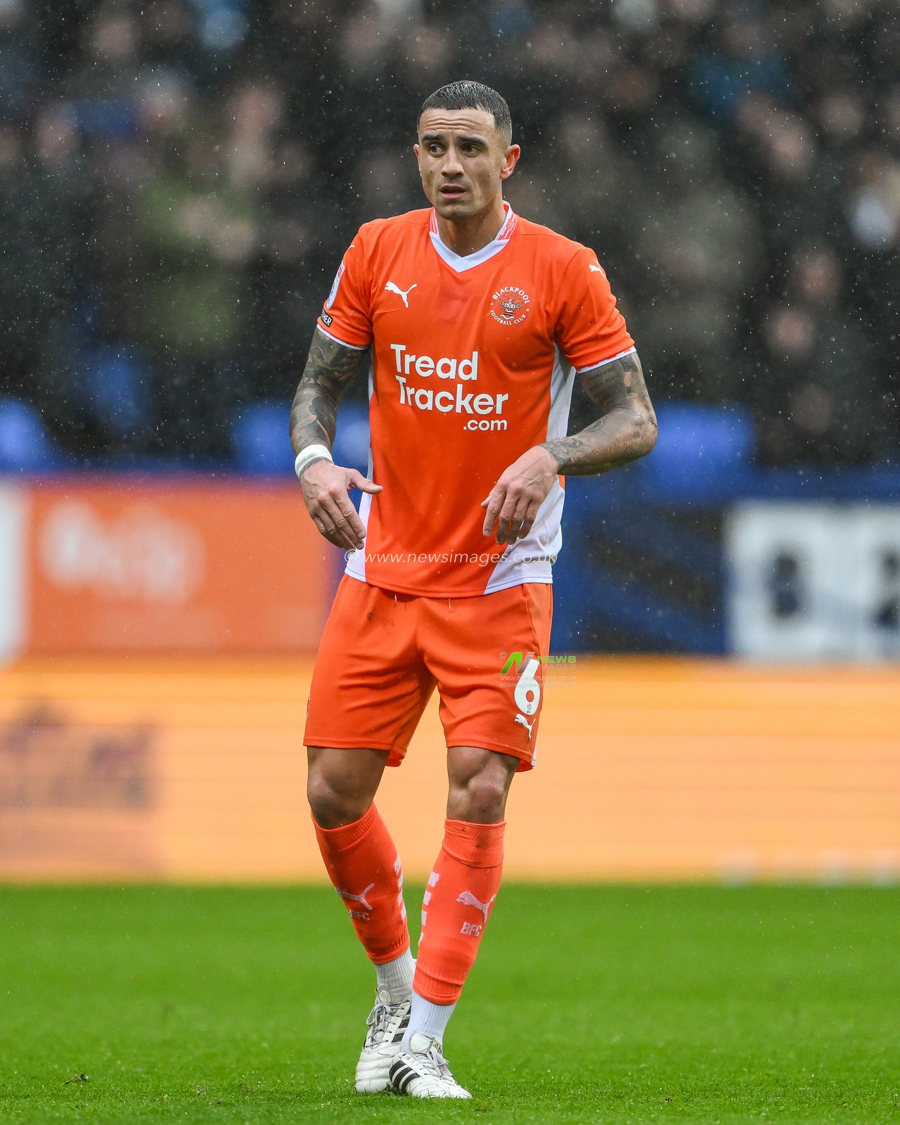 Oliver Norburn of Blackpool in action during the Sky Bet League 1 match Bolton Wanderers vs Blackpool at Toughsheet Community Stadium, Bolton, United Kingdom, 23rd November 2024

(Photo by Craig Thomas/News Images)