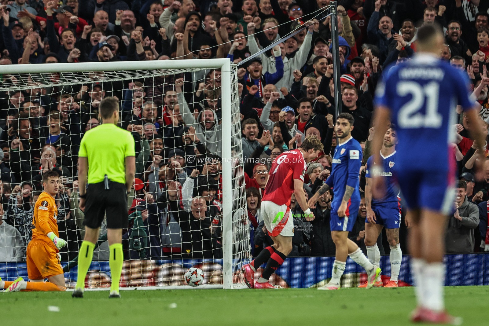 Rasmus HÃ¸jlund of Manchester United celebrates his goal to make it 3-1 during the UEFA Europa League Semi-final match Manchester United vs Athletic Bilbao at Old Trafford, Manchester, United Kingdom, 8th May 2025

(Photo by Mark Cosgrove/News Images)
