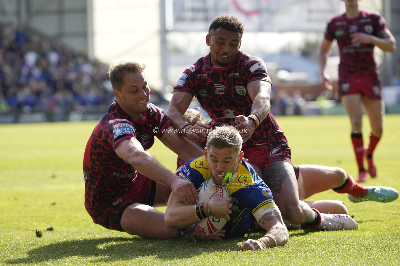 Matt Dufty of Warrington Wolves dives over the line to score a try during the Betfred Super League Round 8 match Warrington Wolves vs Leigh Leopards at Halliwell Jones Stadium, Warrington, United Kingdom, 20th April 2024

(Photo by Steve Flynn/News Images)