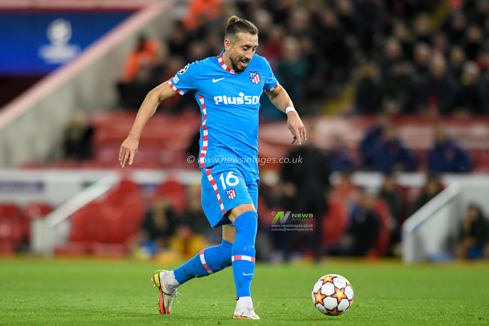Hector Miguel Herrera Lopez #16 of Atletico Madrid runs forward with the ball