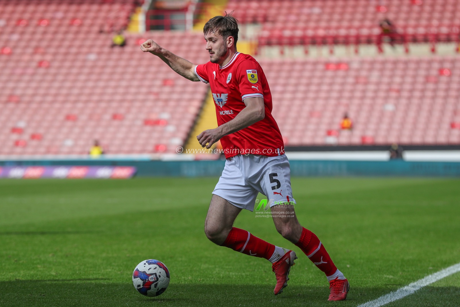 Liam Kitching #5 of Barnsley with the ball during the Sky Bet League 1 match Barnsley vs Oxford United at Oakwell, Barnsley, United Kingdom, 22nd April 2023

(Photo by Alfie Cosgrove/News Images)
