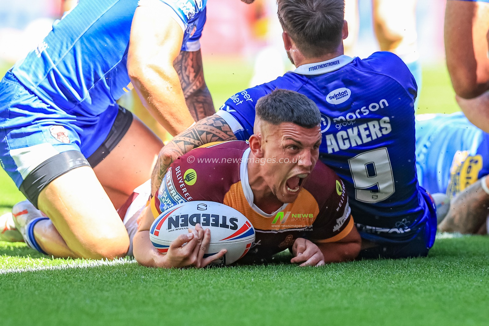 Owen Trout #17 of Huddersfield Giants goes over for a try