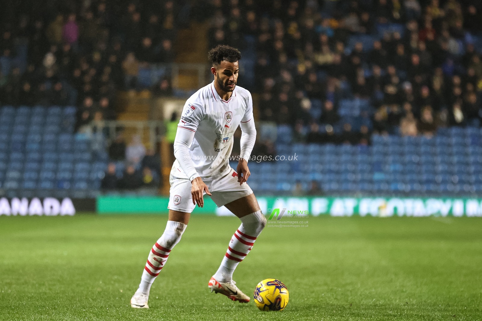 Barry Cotter of Barnsley with the ball during the Sky Bet League 1 match Oxford United vs Barnsley at Kassam Stadium, Oxford, United Kingdom, 23rd January 2024

(Photo by Mark Cosgrove/News Images)