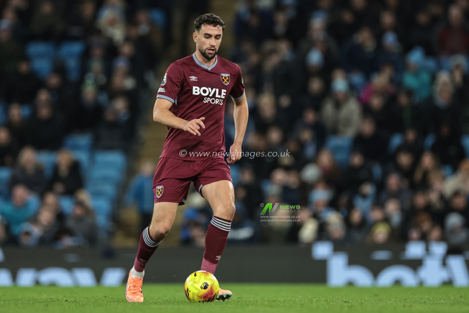 Maximilian Kilman of West Ham United with the ball during the Premier League match Manchester City vs West Ham United at Etihad Stadium, Manchester, United Kingdom, 20th December 2025

(Photo by Mark Cosgrove/News Images)

*** GER AUT SUI OUT ***