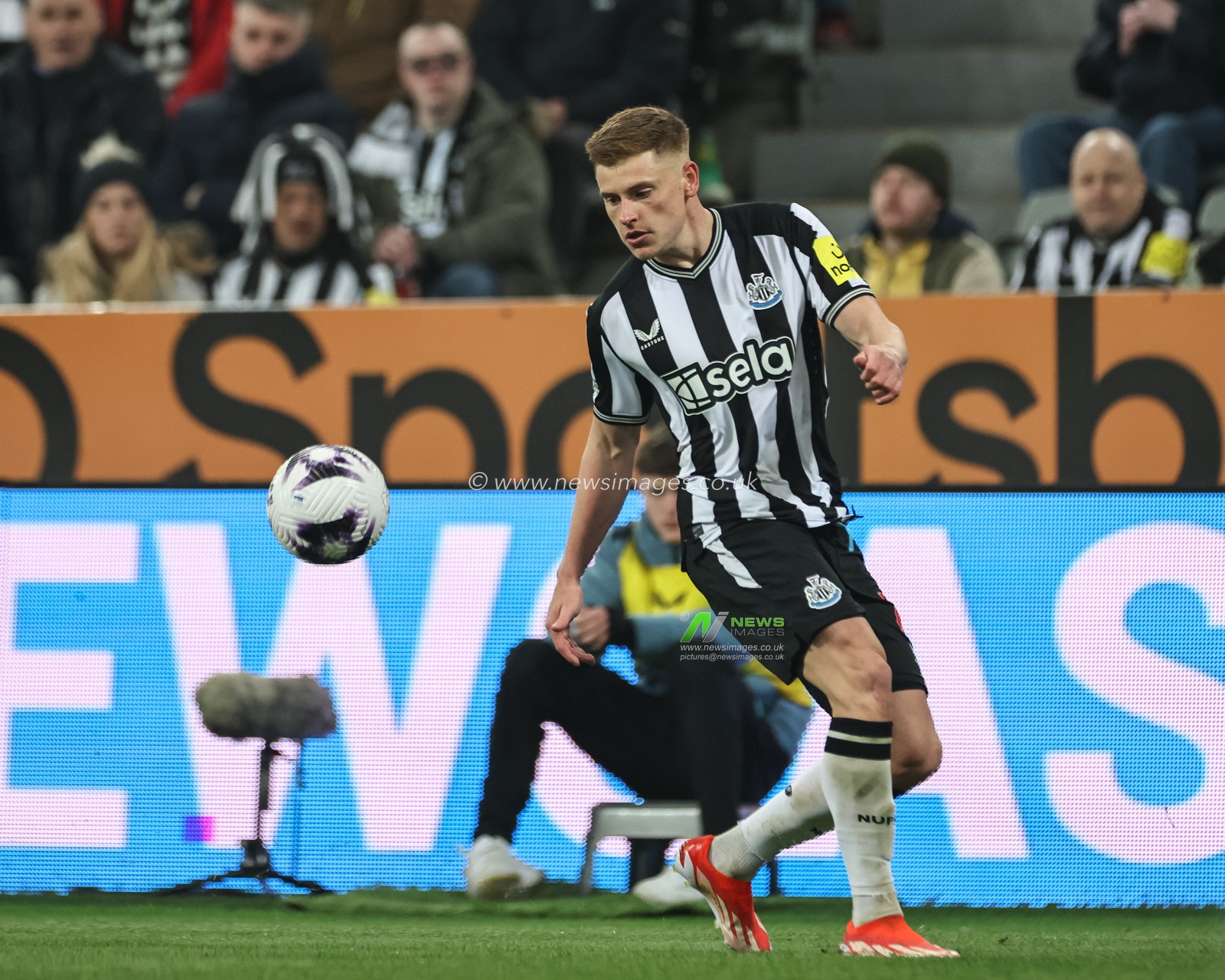 Harvey Barnes of Newcastle United with the ball during the Premier League match Newcastle United vs Everton at St. James's Park, Newcastle, United Kingdom, 2nd April 2024

(Photo by Mark Cosgrove/News Images)