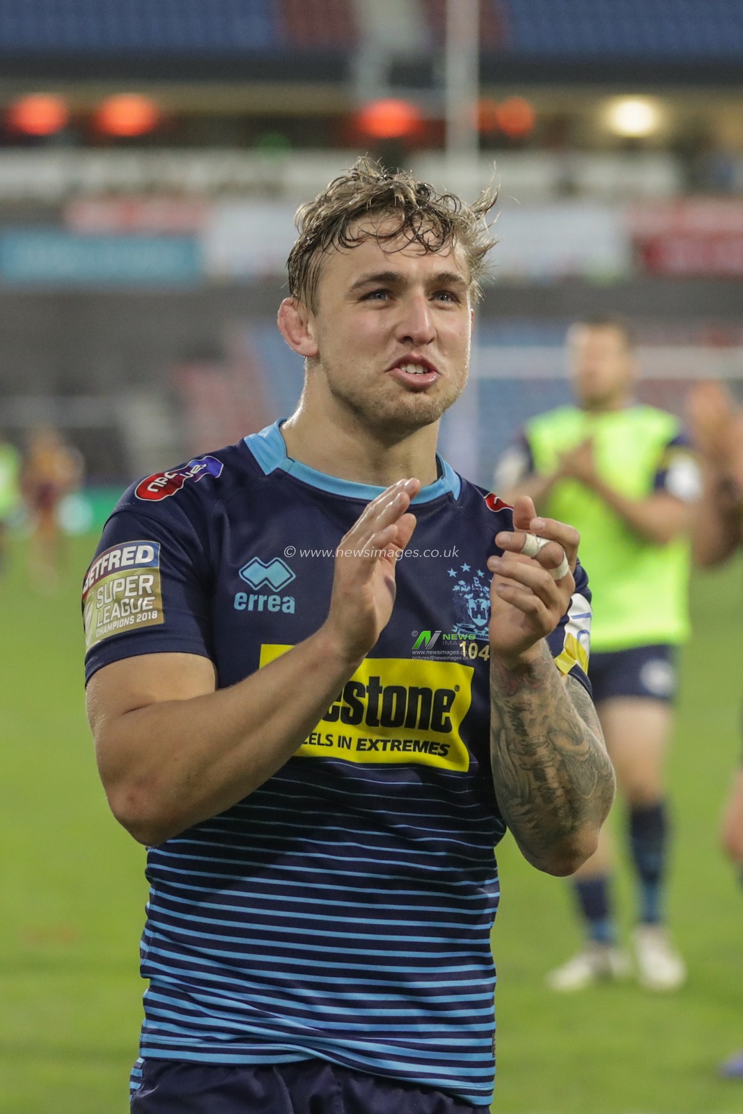 21st June 2019 , John Smiths Stadium, Huddersfield, England; Betfred Super League, Round 19, Huddersfield Giants vs Wigan Warriors ; Sam Powell (9) of Wigan Warriors applauds the fans 


Credit Mark Cosgrove/News Images