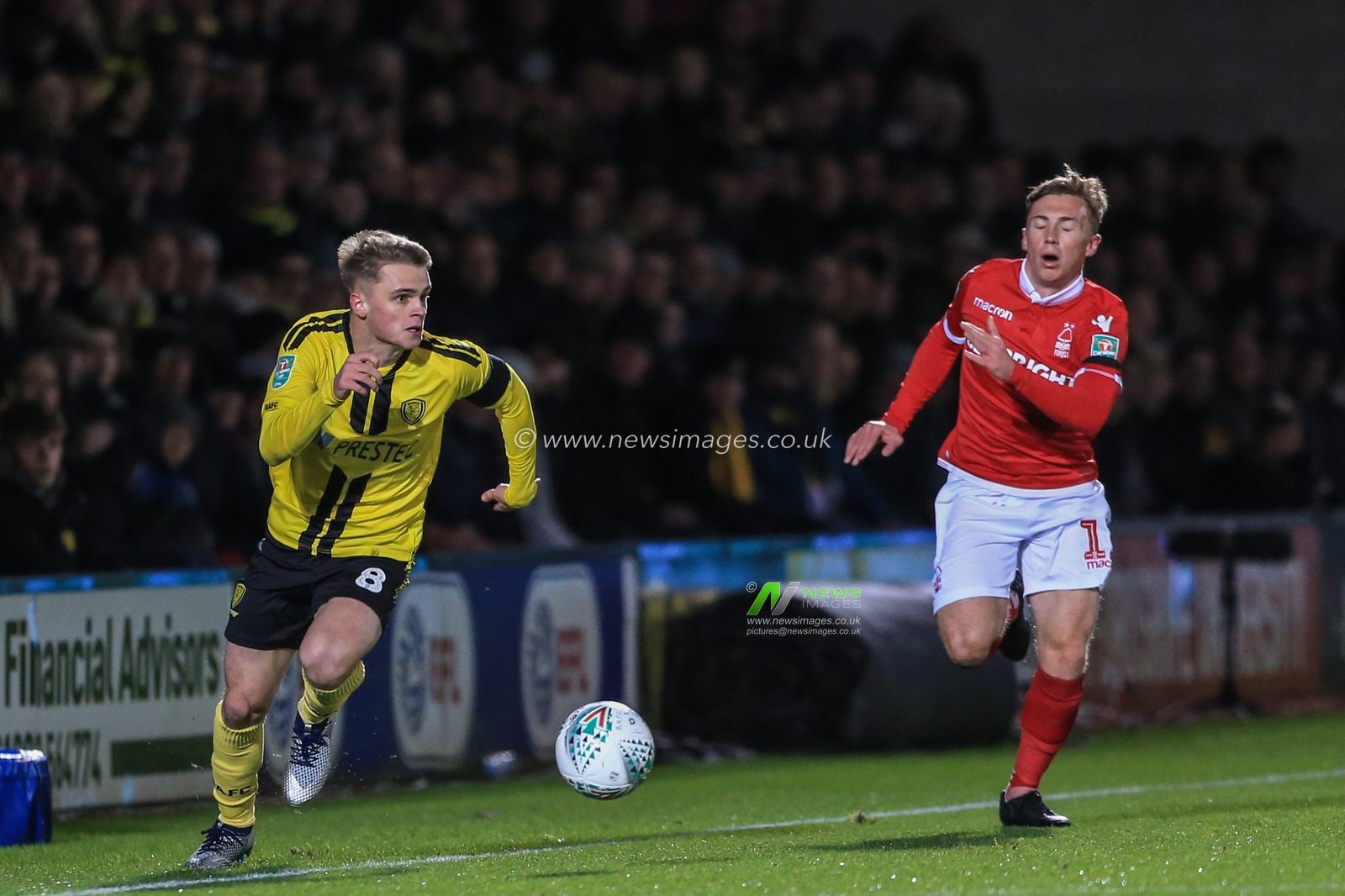 30th October 2018, Pirelli Stadium, Burton upon Trent, England; Carabao EFL Cup, Fourth Round, Burton Albion v Nottingham Forest : Jake Hesketh (08) of Burton Albion  makes a break 

Credit: Mark Cosgrove/News Images

English Football League images are subject to DataCo Licence