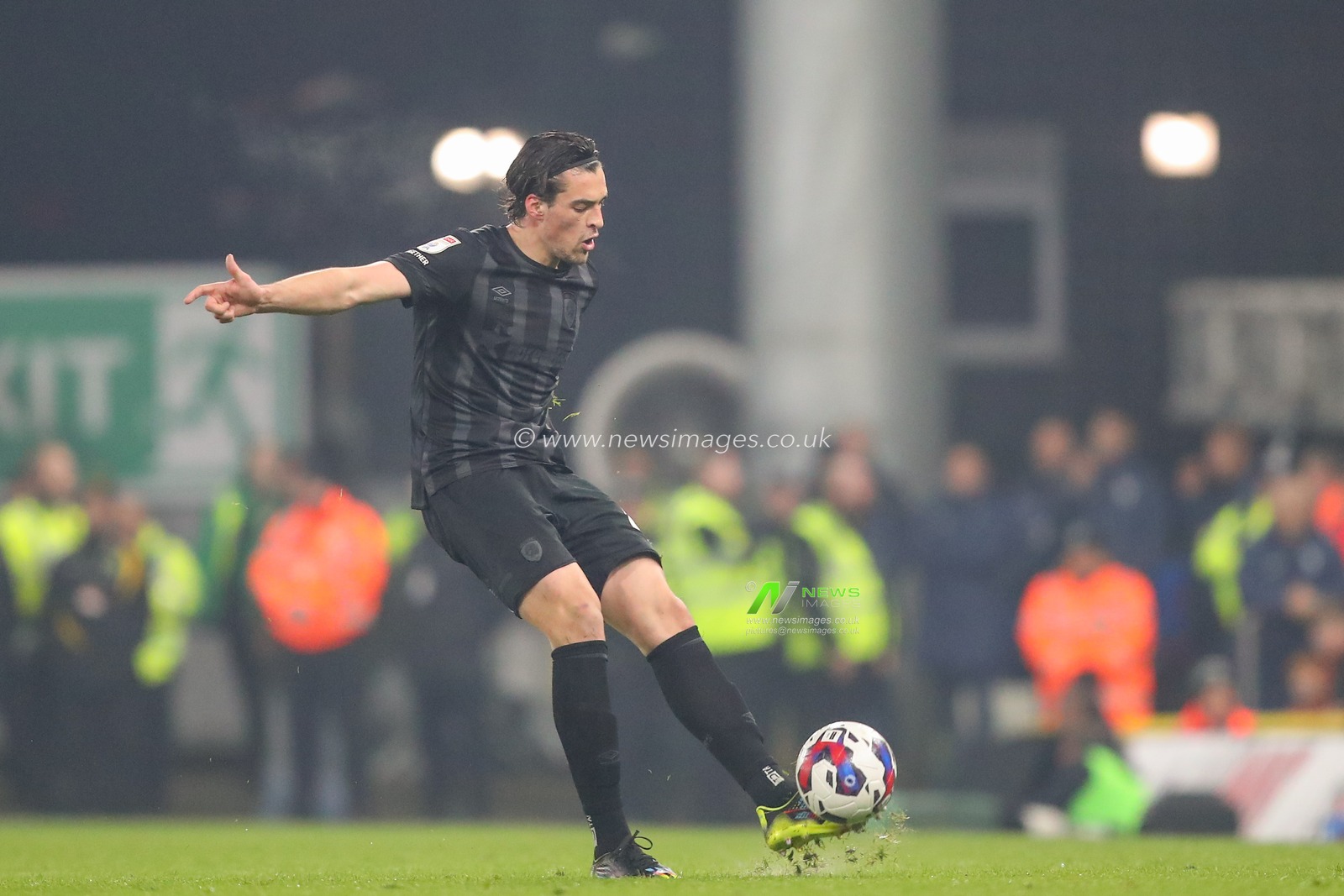 Jacob Greaves #4 of Hull City passes the ball during the Sky Bet Championship match Norwich City vs Hull City at Carrow Road, Norwich, United Kingdom, 14th February 2023

(Photo by Gareth Evans/News Images)