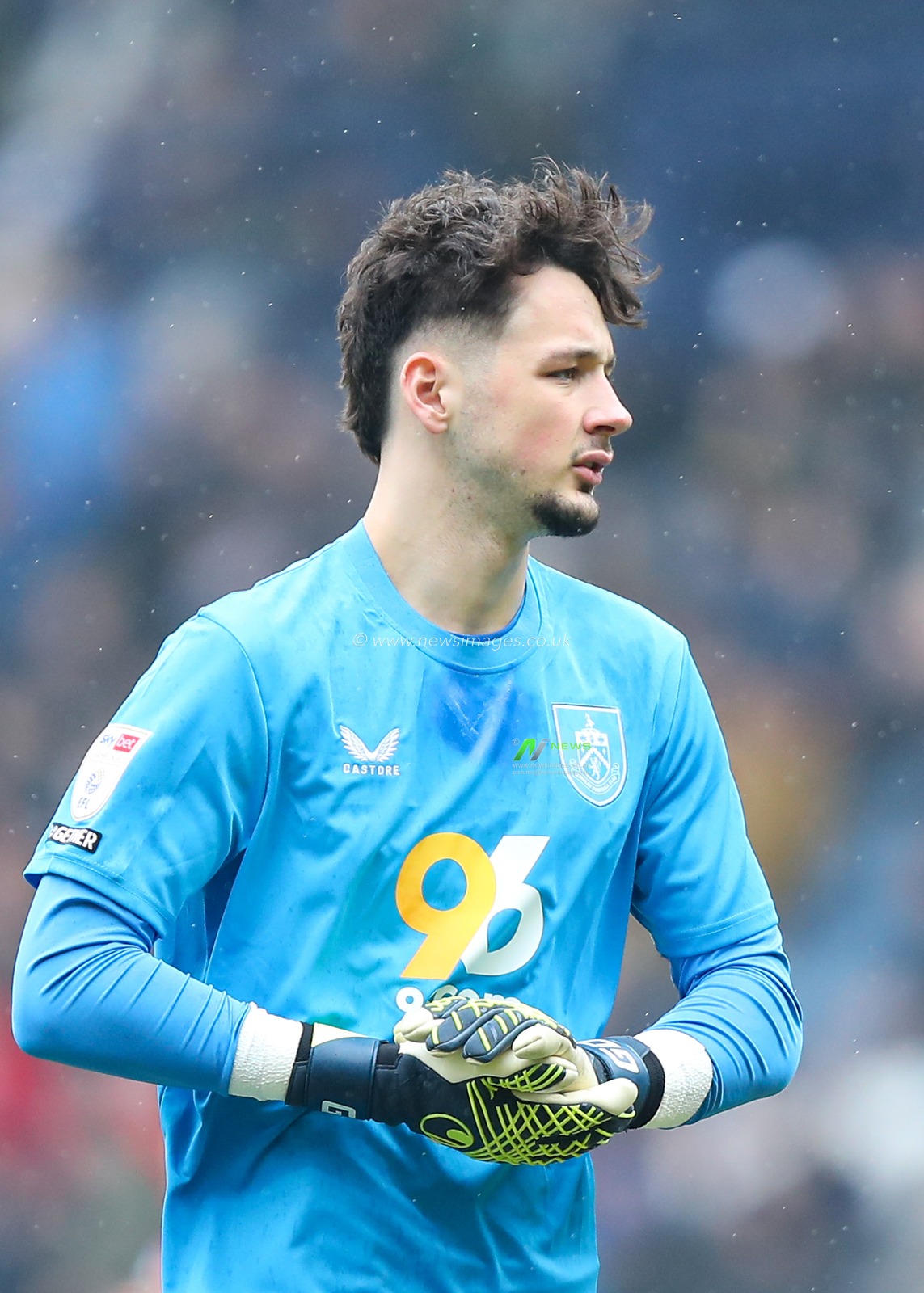 James Trafford of Burnley during the Sky Bet Championship match Preston North End vs Burnley at Deepdale, Preston, United Kingdom, 15th February 2025

(Photo by Jorge Horsted/News Images)