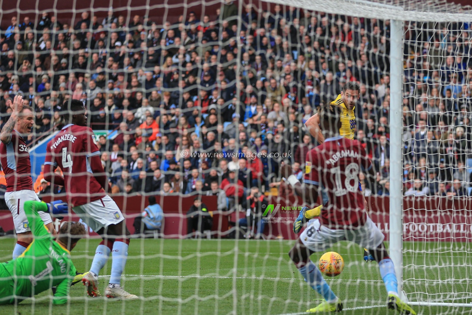 25th November 2018, Villa Park, Birmingham, England ; Sky Bet Championship, Aston Villa v Birmingham City : Lukas Jutkiewicz (10) of Birmingham scores to make it  0-1

Credit: Mark Cosgrove/News Images

English Football League images are subject to DataCo Licence