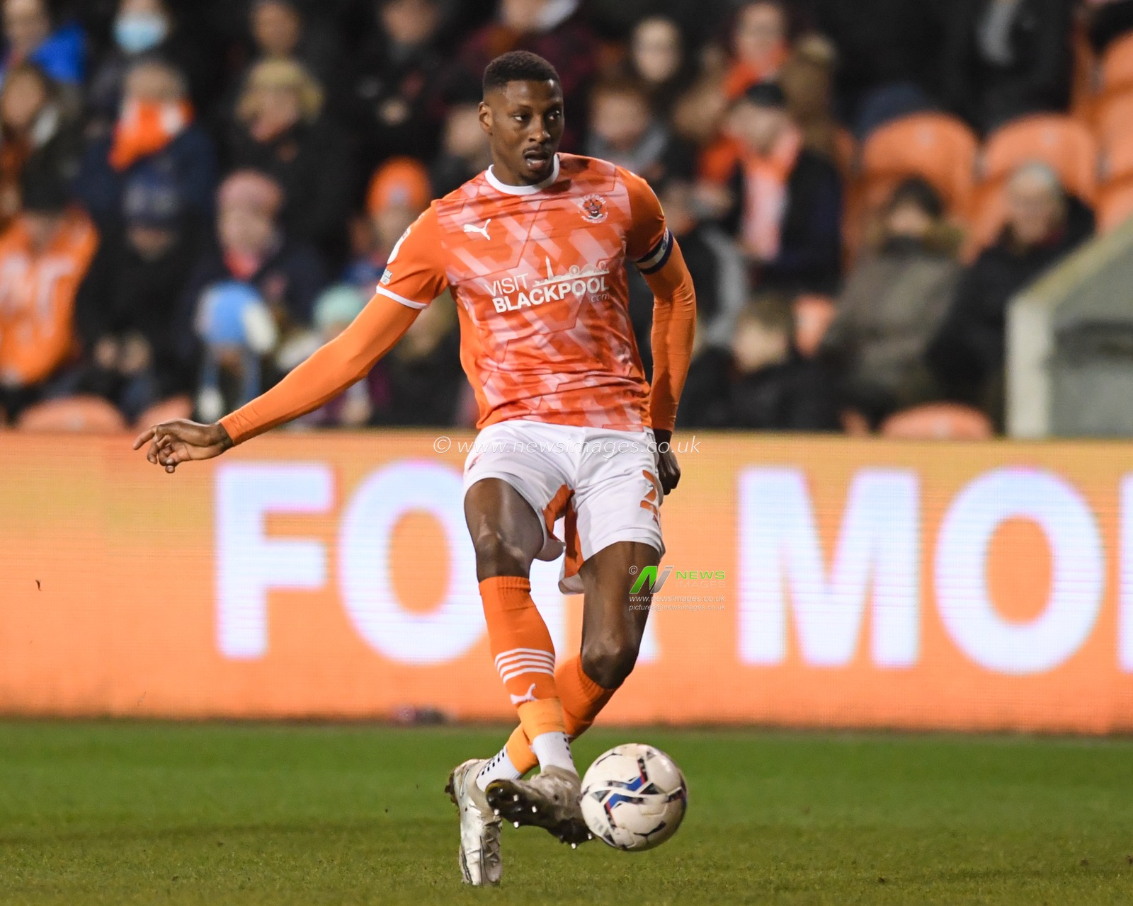 Marvin Ekpiteta #21 of Blackpool passes the ball