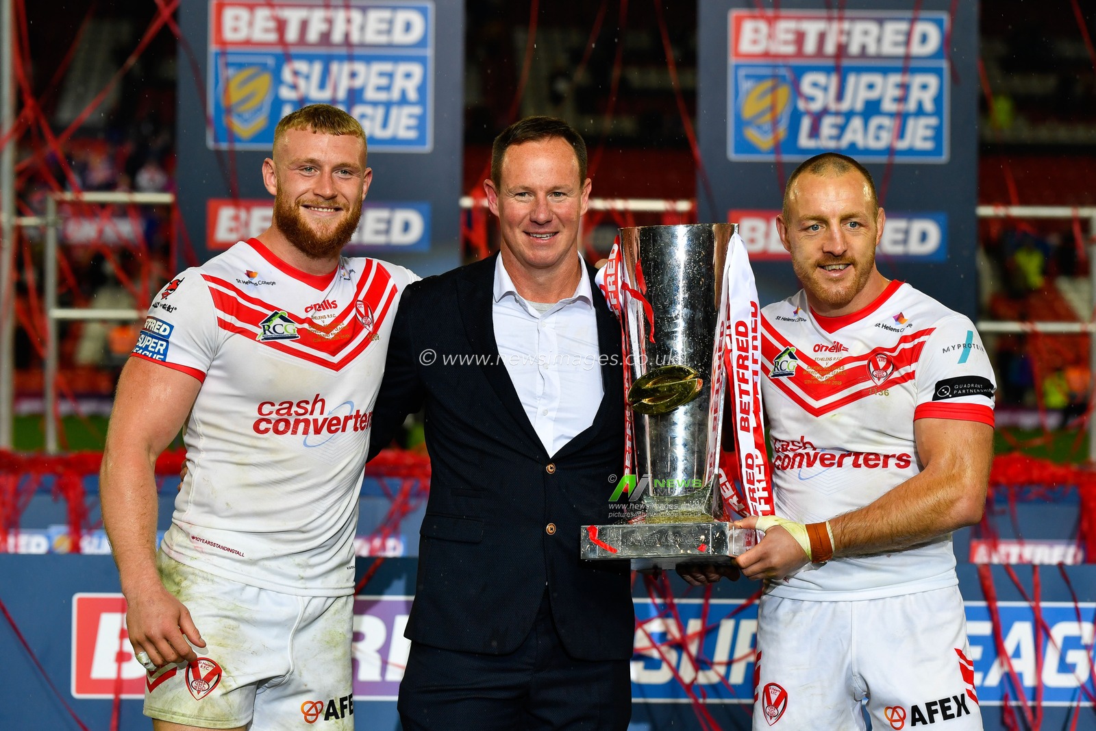 12th October 2019, Old Trafford, Manchester, England; The Grand Final 2019, Saint Helens v Salford Red Devils : Justin Holbrook head coach of Saint Helens, Luke Thompson (10) & James Roby (9) pose with the Betfred Super League trophy

Credit: Simon Whitehead/News Images