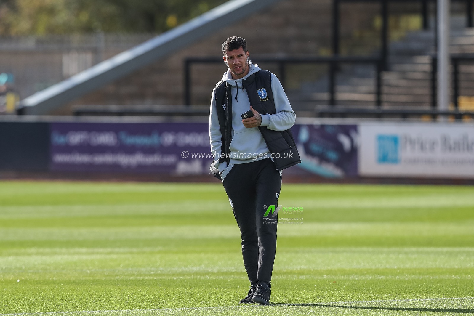 Marvin Johnson #18 of Sheffield Wednesday arrives ahead of the Sky Bet League 1 match Cambridge United vs Sheffield Wednesday at Abbey Stadium, Cambridge, United Kingdom, 15th October 2022

(Photo by Gareth Evans/News Images)