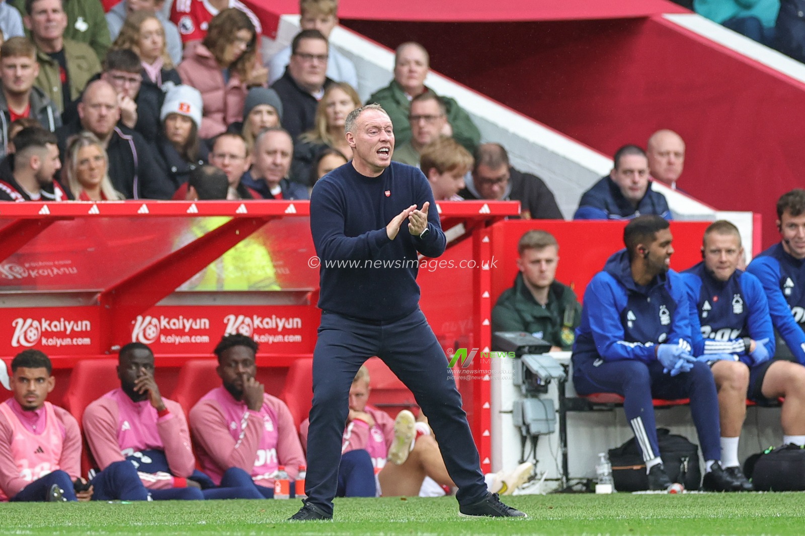 Steve Cooper manager of Nottingham Forest shouts at his players during the Premier League match Nottingham Forest vs Brentford at City Ground, Nottingham, United Kingdom, 1st October 2023

(Photo by Mark Cosgrove/News Images)