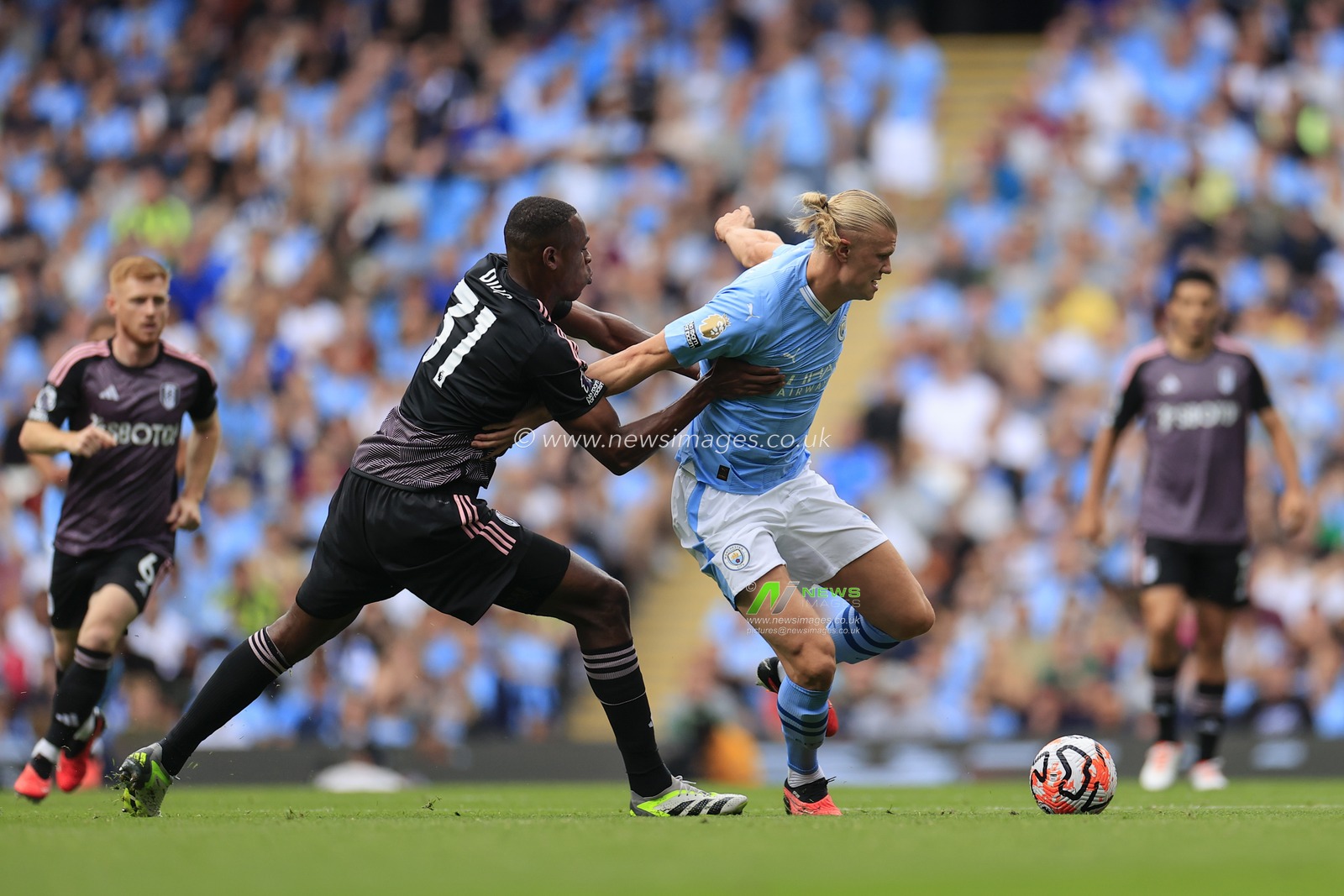 Erling Haaland #9 of Manchester City  is pulled back by Issa Diop #31 of Fulham during the Premier League match Manchester City vs Fulham at Etihad Stadium, Manchester, United Kingdom, 2nd September 2023

(Photo by Conor Molloy/News Images)