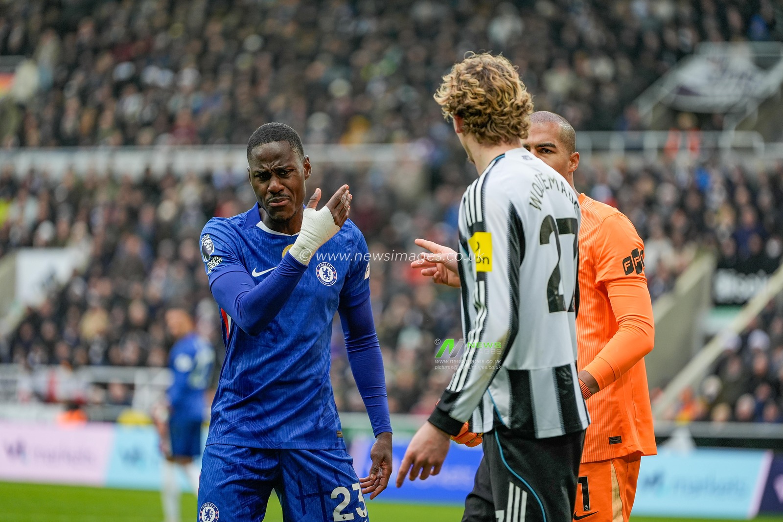 Nick Woltemade of Newcastle United involved in an altercation with Trevoh Chalobah of Chelsea during the Premier League match Newcastle United vs Chelsea at St. James's Park, Newcastle, United Kingdom, 20th December 2025

(Photo by Maynard Manyowa/News Images)

*** GER AUT SUI OUT ***