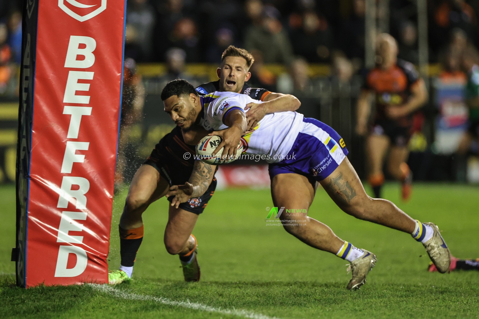 Tom Mikaele #18 of Warrington Wolves goes over for a try during the Betfred Super League Round 6 match Castleford Tigers vs Warrington Wolves at The Mend-A-Hose Jungle, Castleford, United Kingdom, 24th March 2023

(Photo by Mark Cosgrove/News Images)