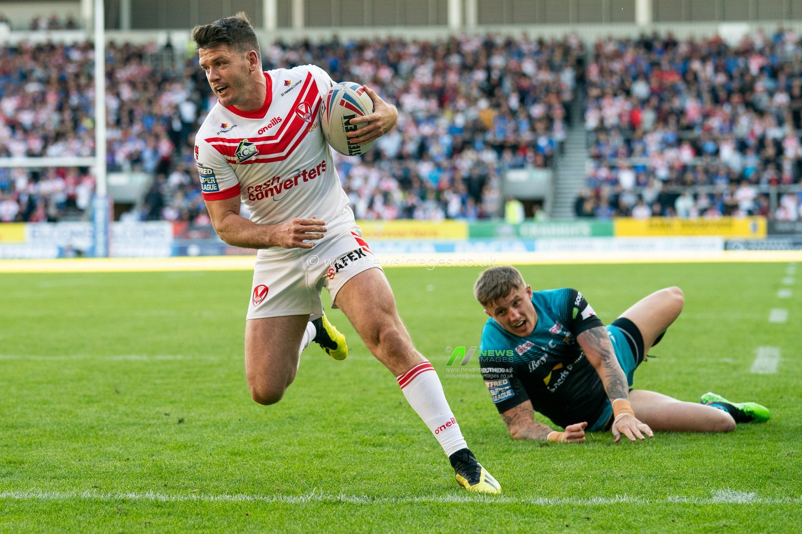 St. Helens's Lachlan Coote runs through and scores his sides third try


21st June 2019 , Totally Wicked Stadium, St Helens, England;  Betfred Super League, Round 19, St Helens vs Leeds Rhinos ; 


Credit: Terry Donnelly/News Images