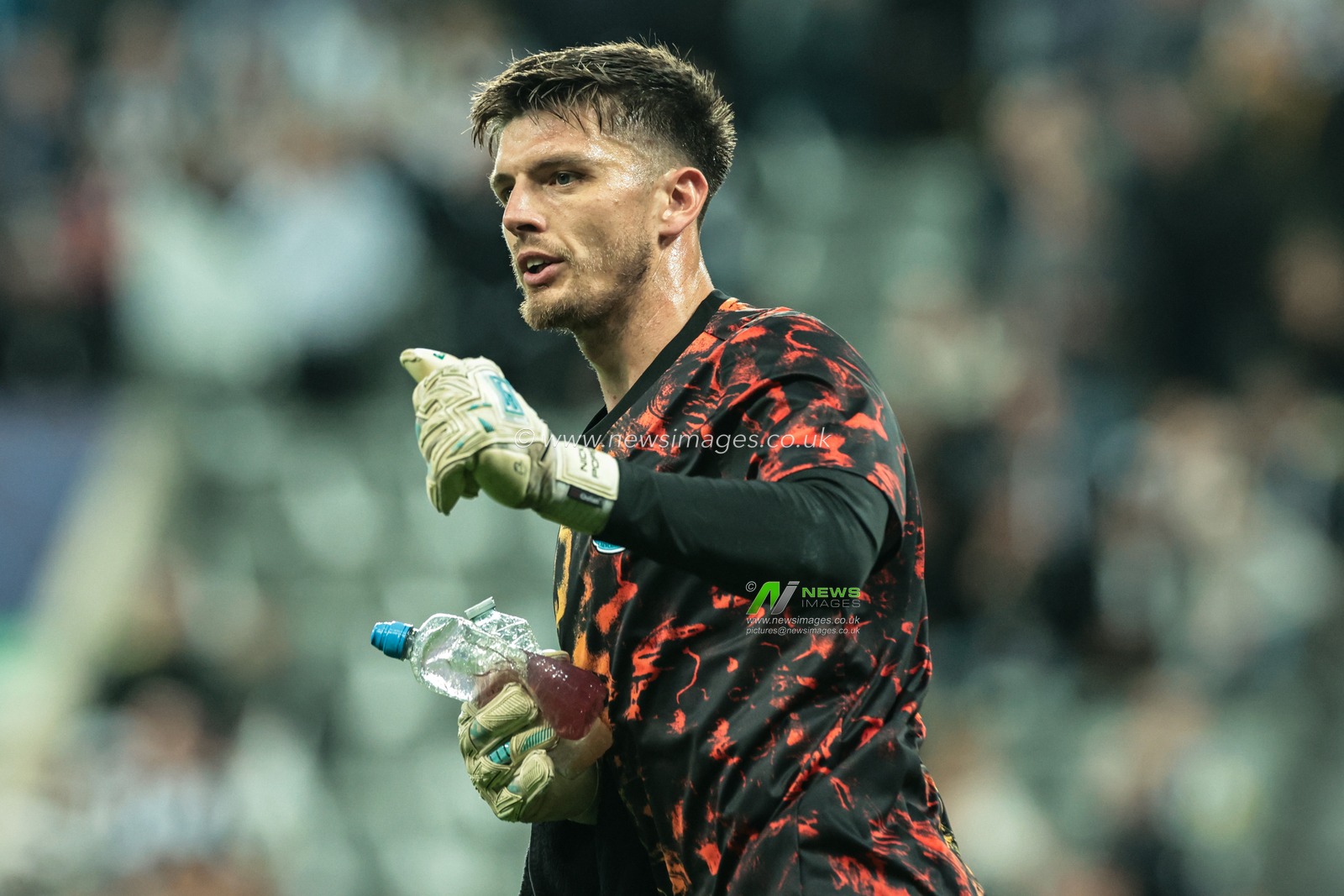 Nick Pope of Newcastle Untied warms up ahead of the UEFA Champions League 2025/26 Phase MD1 Newcastle United vs Barcelona at St James's Park, Newcastle, United Kingdom, 18th September 2025

(Photo by Mark Cosgrove/News Images)