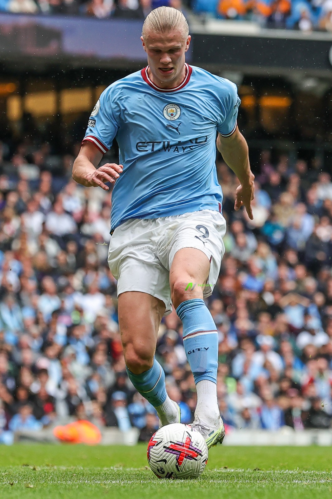 Erling Haaland #9 of Manchester City makes a break with the ball  during the Premier League match Manchester City vs Leeds United at Etihad Stadium, Manchester, United Kingdom, 6th May 2023

(Photo by Mark Cosgrove/News Images)