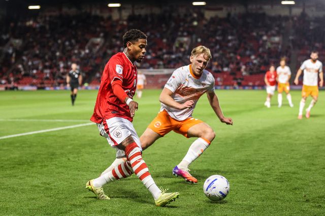 Tyrese Noslin of Barnsley and Finley Munroe of Blackpool battle for the ball during the Sky Bet League One match Barnsley vs Blackpool at Oakwell, Barnsley, United Kingdom on 02 September 2026

(Photo by Alfie Cosgrove/News Images)