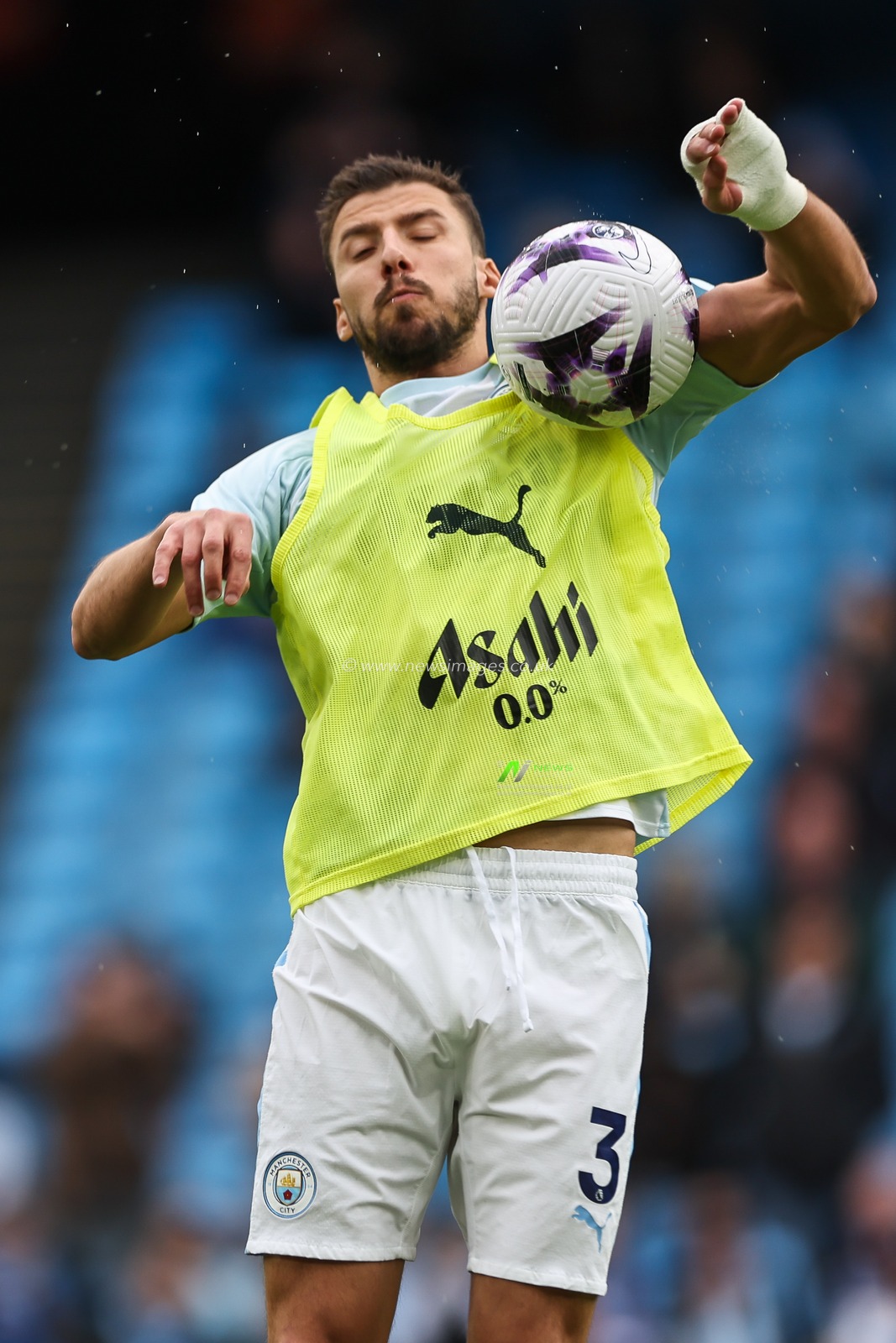 RÃºben Dias of Manchester City controls the ball during the pre-game warmup ahead of the Premier League match Manchester City vs Arsenal at Etihad Stadium, Manchester, United Kingdom, 31st March 2024

(Photo by Mark Cosgrove/News Images)