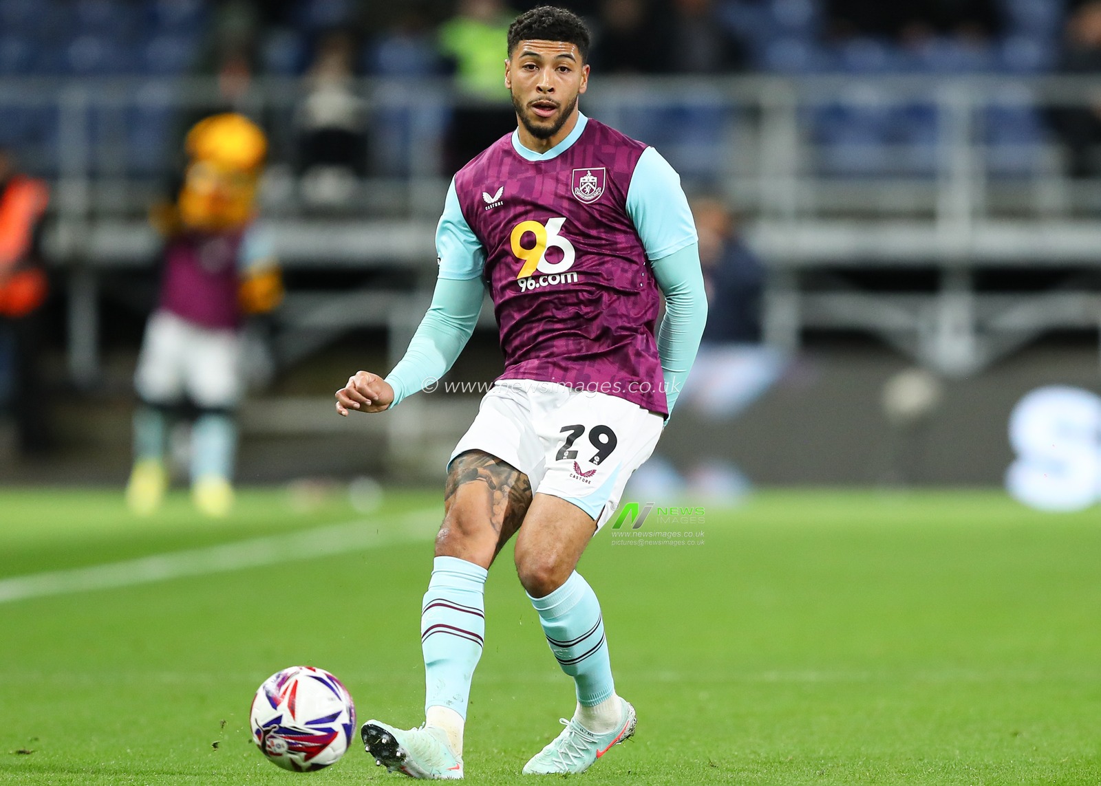 Josh Laurent of Burnley passing the ball forward during the Sky Bet Championship match Burnley vs Sheffield Wednesday at Turf Moor, Burnley, United Kingdom, 21st February 2025

(Photo by Jorge Horsted/News Images)