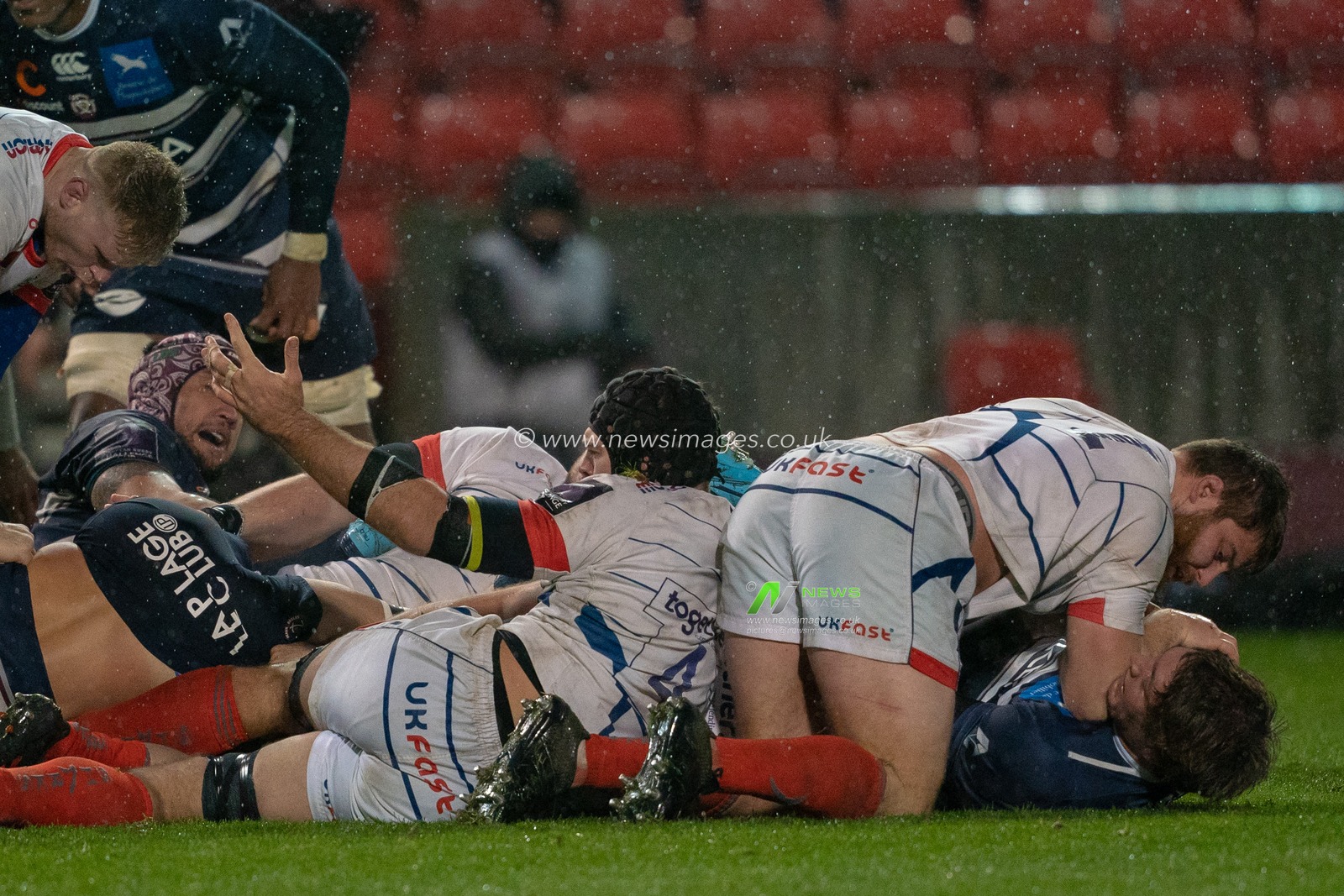 Sale Shark's Tom Bristow holds in the mix

15th December 2018, AJ Bell Stadium , Sale, England; European Rugby Challenge Cup, Sale v Bordeaux-Belges ; 

Credit: Terry Donnelly / News Images