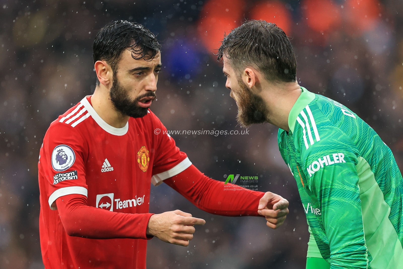 Bruno Fernandes #18 speaks to David De Gea #1 of Manchester United