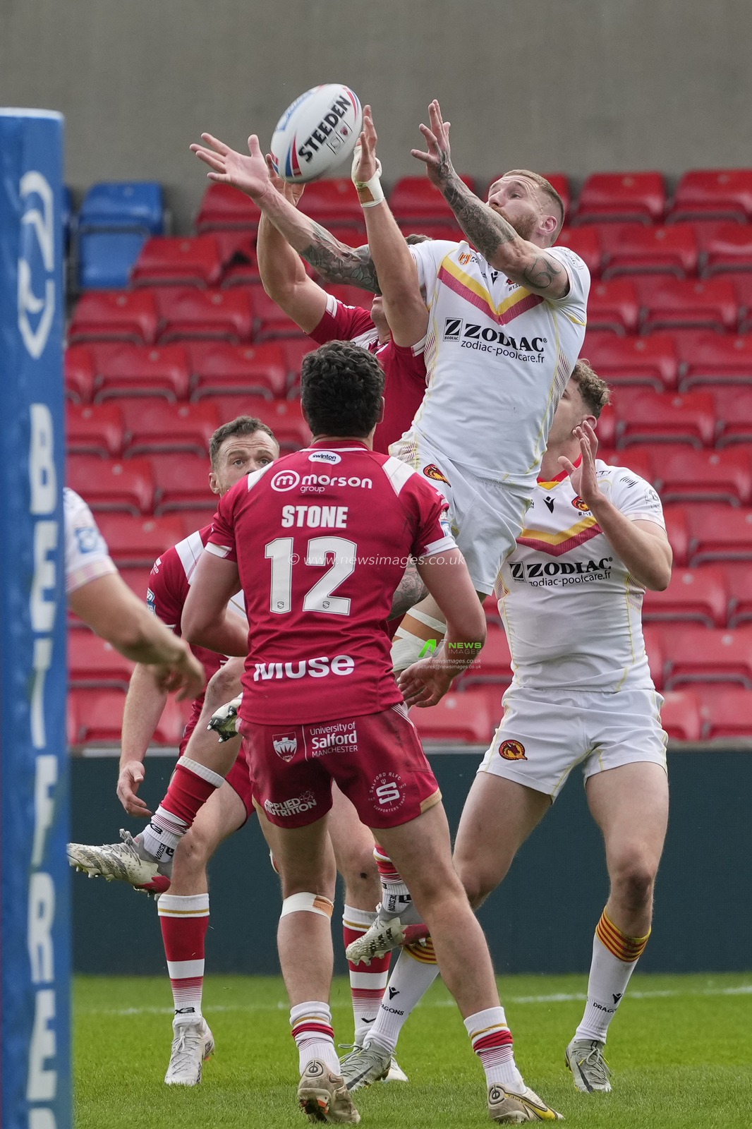 Sam Tomkins #29 of Catalans Dragons competes for a high ball during the Betfred Super League Round 10 match Salford Red Devils vs Catalans Dragons at AJ Bell Stadium, Eccles, United Kingdom, 23rd April 2023

(Photo by Steve Flynn/News Images)
