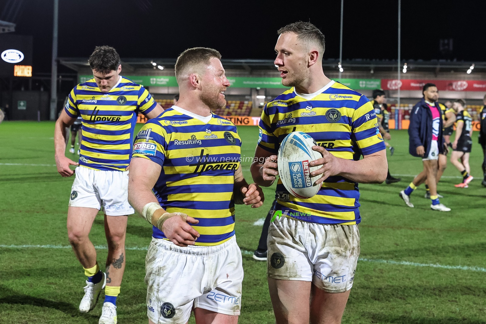 Luke Yates of Warrington Wolves and Ben Currie of Warrington Wolves celebrate the win during the Betfred Super League Round 4 match York Knights vs Warrington Wolves at LNER Community Stadium, York, United Kingdom on 06 March 2026

(Photo by Mark Cosgrove/News Images)