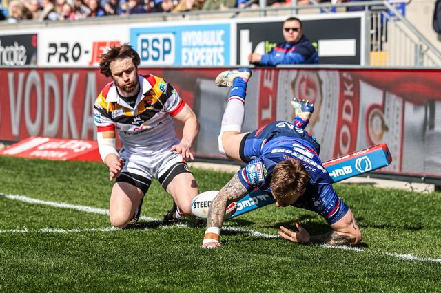Tom Johnstone of Wakefield Trinity goes over for a try during the Betfred Super League round 8 match Wakefield Trinity vs Bradford Bulls at DIY Kitchens Stadium, Wakefield, United Kingdom on 18 April 2026

(Photo by Alfie Cosgrove/News Images)