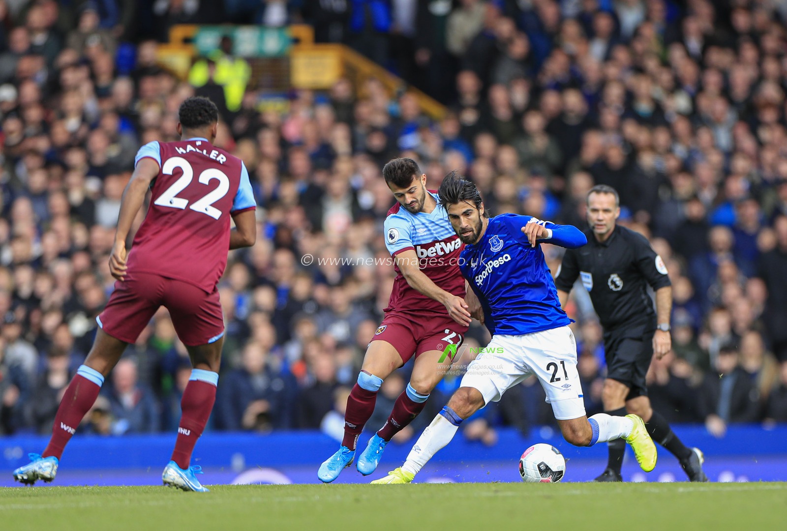 19th October 2019, Goodison Park, Liverpool, England; Premier League, Everton v West Ham United : Andre Gomes (21) of Everton is challenged by Albian Ajeti (27) of West Ham United

Credit: Conor Molloy/News Images