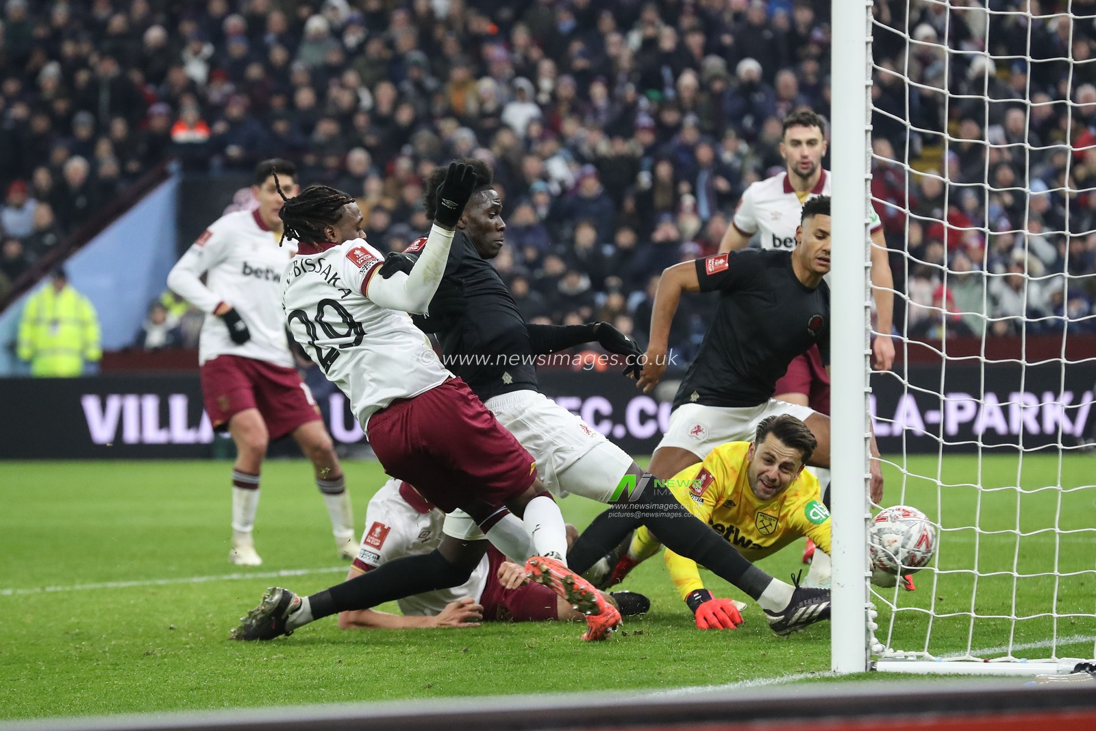 Amadou Onana of Aston Villa scores to make it 1-1 during the Emirates FA Cup 3rd Round match Aston Villa vs West Ham United at Villa Park, Birmingham, United Kingdom, 10th January 2025

(Photo by Gareth Evans/News Images)